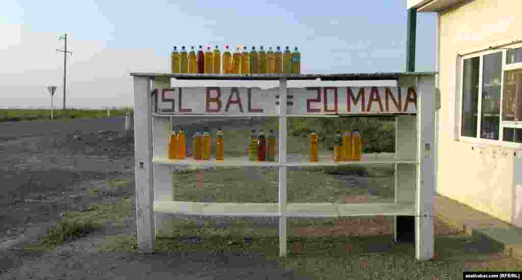 Baharly etrabynyň çäginde ýol ugrunda balçylar bal satýarlar 