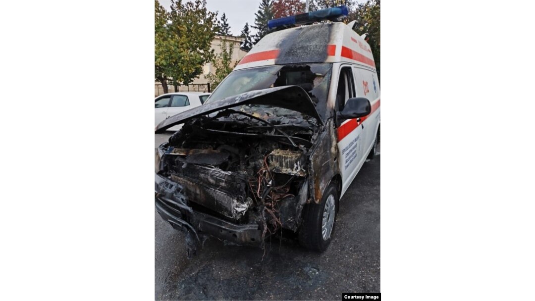 Așa arată ambulanța care s-a autoaprins în parcarea de la Huși.