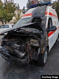 Așa arată ambulanța care s-a autoaprins în parcarea de la Huși.