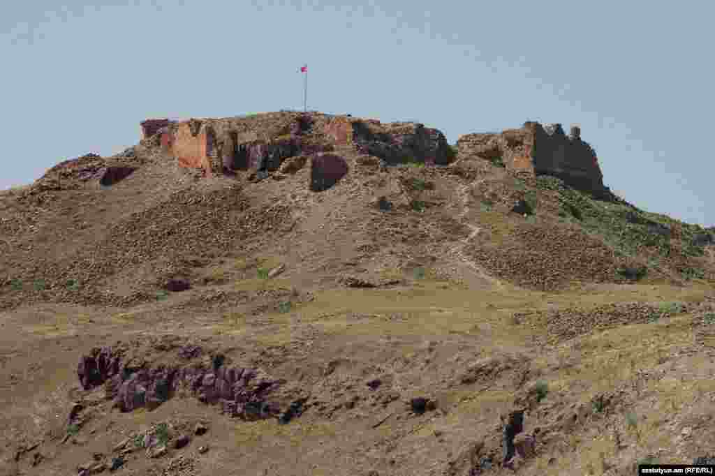 Անիի պարիսպները - Քաղաքը պատած է եղել կրկնակի պարիսպներով։