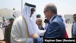 Türkiyə prezidenti Recep Tayyip Erdoğan (sağda) və Qətər əmiri Şeyx Tamim Bin Hamad Al-Thani (Foto arxivdəndir)