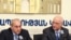 Член Совета по развитию малого и среднего предпринимательства, координатор общественной организации «Сеть защиты деловых интересов» Гагик Погосян (слева) на пресс-конференции в пресс-центре правительства Армении, Ереван, 2 ноября 2011 г.