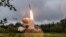 Запуск ракеты с оперативно-тактического комплекса «Искандер» во время учений, Россия, 2017 год. В 2022-23 годах Россия запускает по Украине ракеты с комплексов «Искандер». Комплексы развернуты и в Беларуси