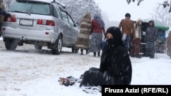 Kabul residents say the number of people begging in the city has soared in the past 18 months. (file photo)