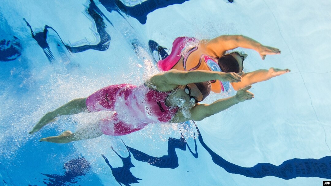 U.K. -- US swimmer Rebecca Soni competes to win gold and break the world record in the women's 200m breaststroke final swimming event at the London 2012 Olympic Games, 02Aug2012