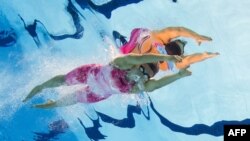 U.K. -- US swimmer Rebecca Soni competes to win gold and break the world record in the women's 200m breaststroke final swimming event at the London 2012 Olympic Games, 02Aug2012