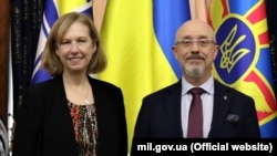 უკრაინის თავდაცვის მინისტრი, ოლექსი რეზნიკოვი, კიევში აშშ-ის საქმეთა დროებით რწმუნებულ, კრისტინ კვინთან შეხვედრისას, 2021 წლის 15 ნოემბერი. 