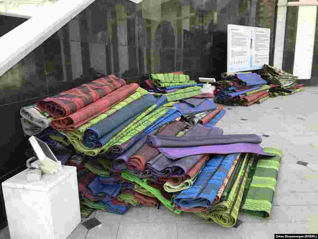 Специальные коврики для чтения намаза подготовлены для тех, кто придет в мечеть без них.&nbsp;