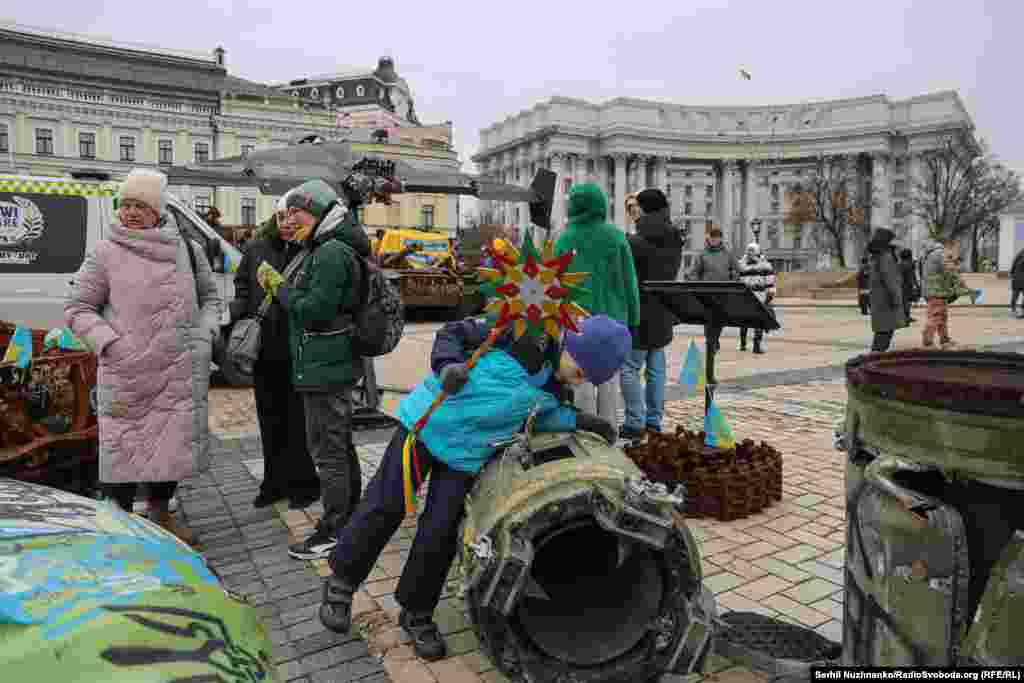 Люди біля російської техніки у центрі Києва