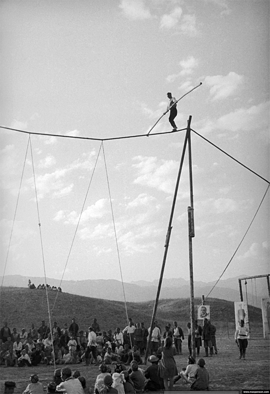 Канатаходзец і гледачы, 1940 год.