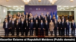 Fotografie de grup a participanților la cea de-a treia ediție a Conferinței privind securitatea în regiunea Mării Negre, sub egida Platformei Internaționale Crimeea, Chișinău, 23 martie 2026