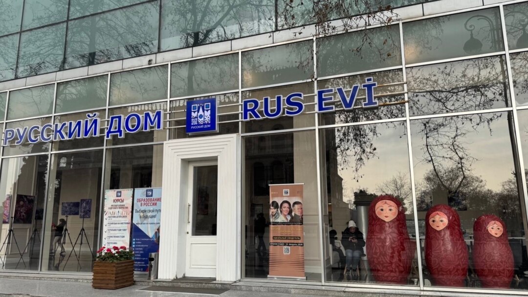 Әйел күйеуіне терең минет жасайды Кунилингус жұмыста порно видео