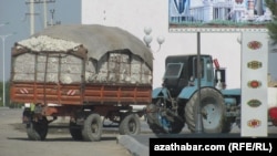 Üsti pagtaly traktor. Arhiwden alnan illýustrasiýa suraty.