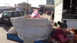 Суровые будни женщины, которая кормит семью, собирая мусор на рынке