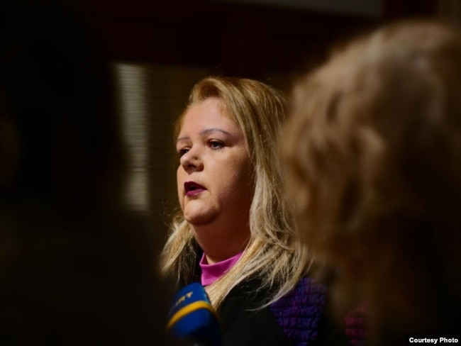 "Kad su mi razbili staklo na automobilu, u sekundi sam odlučila da neću prijaviti, jer ne vidim da je rasvijetljen nijedan takav događaj", kaže novinarka Kristina Perić.