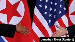 Geçen ýyl Singapurda prezident Donald Tramp we Demirgazyk Koreýanyň lideri Kim Jong Un denuklearizasiýa jarnamasyna gol goýupdylar. 