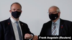 Šef britanske diplomatije Dominic Raab (L) i visoki predstavnik EU Josep Borrell uoči bilateralnog sastanka na marginama sastanka G7, 5. maj