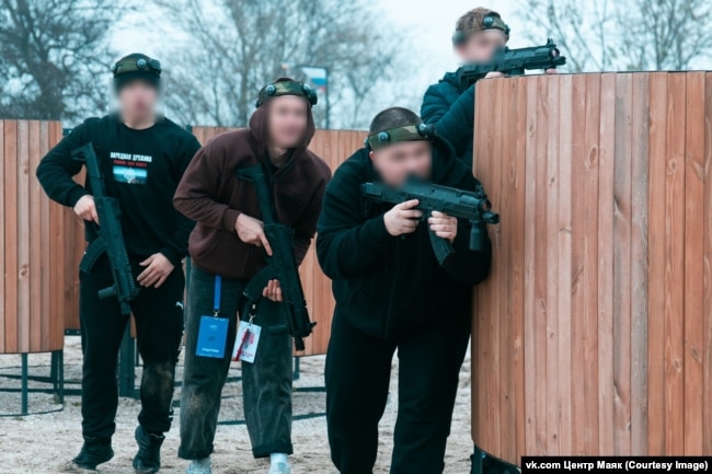Навчання від центру «Маяк» в окупованому Бердянську Навчання від центру «Маяк» в окупованому Бердянську