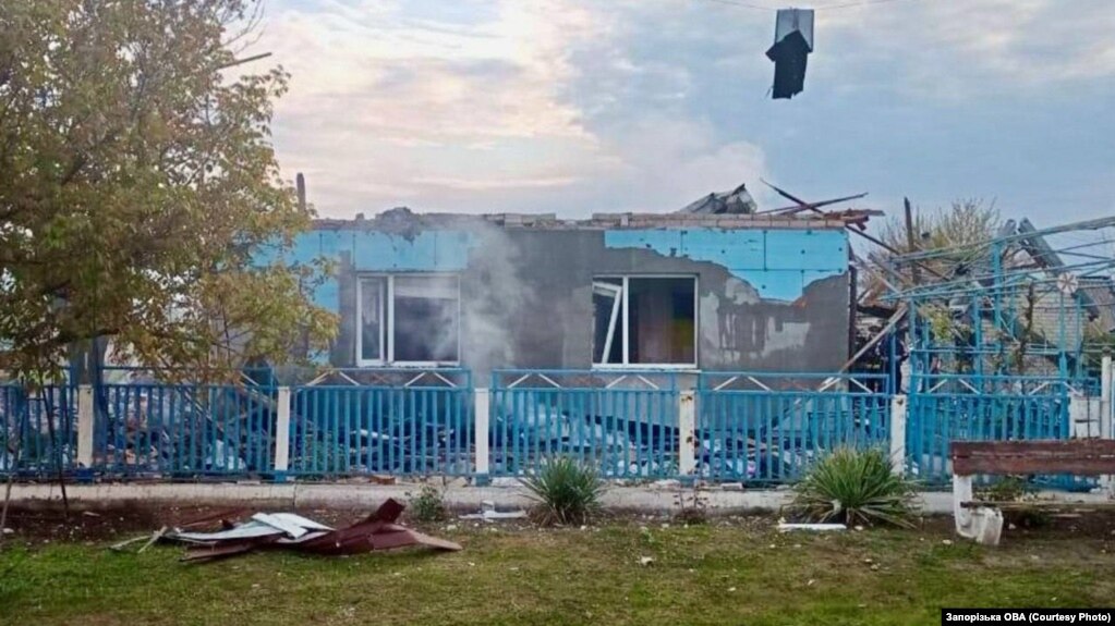 Обстріли наближених до лінії фронту територій Запорізької області не припиняються. На фото наслідки чергової російської атаки на регіон