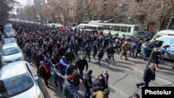 Армения - Премьер-министр Никол Пашинян возглавляет шествие в Ереване в сопровождении большого числа полицейских, 25 февраля 2021 г. 