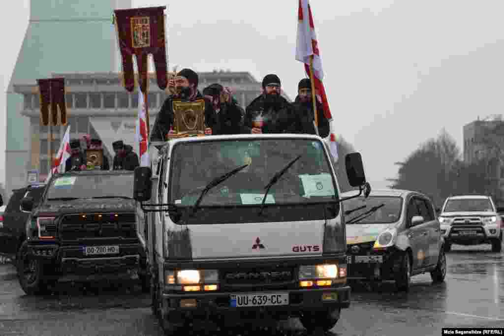 რამდენიმე მანქანა ქალაქის სხვადასხვა მიმართულებით გაემართა.