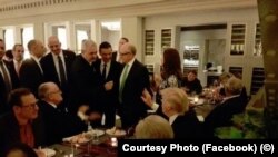Întâlnirea lui Liviu Dragnea cu Donald Trump a durat câteva minute și a avut loc într-un restaurant