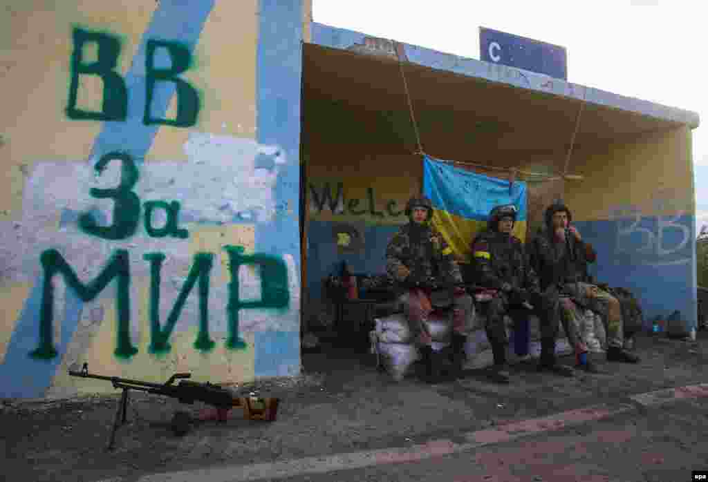 Українські військовослужбовці на КПП під час обміну полоненими, Слов'яносербськ, Луганська область, 22 вересня 2014 року