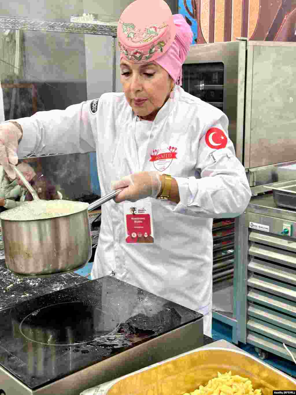 Резедә Хөсәинова майда чәкчкә кыздыра