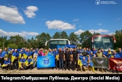 За час повномасштабної війни Україна в офіційних обмінах повернула 410 цивільних бранців. Найбільший обмін цивільних відбувся 14 серпня 2025-го – тоді одночасно звільнили 51 людину. Серед них ті, хто потрапив у неволю ще до лютого 2022-го