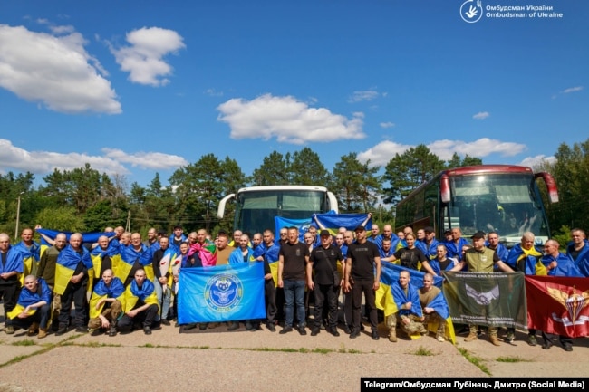 За час повномасштабної війни Україна в офіційних обмінах повернула 410 цивільних бранців. Найбільший обмін цивільних відбувся 14 серпня 2025-го – тоді одночасно звільнили 51 людину. Серед них ті, хто потрапив у неволю ще до лютого 2022-го