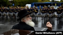 Rafael Shaffer, rabinul șef al evreilor din România, își ține discursul de Ziua Națională a Comemorării Holocaustului din România, la monumentul victimelor sale din București, 9 octombrie 2020