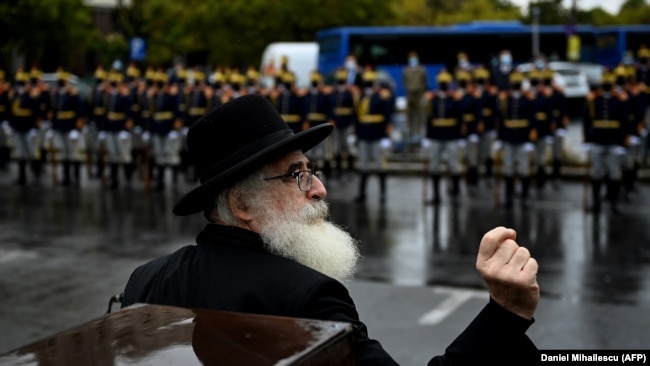 Rafael Shaffer, rabinul șef al evreilor din România, își ține discursul de Ziua Națională a Comemorării Holocaustului din România, la monumentul victimelor sale din București, 9 octombrie 2020