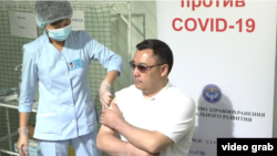 Садыр Жапаров после получения вакцины. 23 июля 2021 года. 