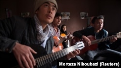 تصویر آرشیف: چند تن از هنرمندان جوان موسیقی افغانستان 