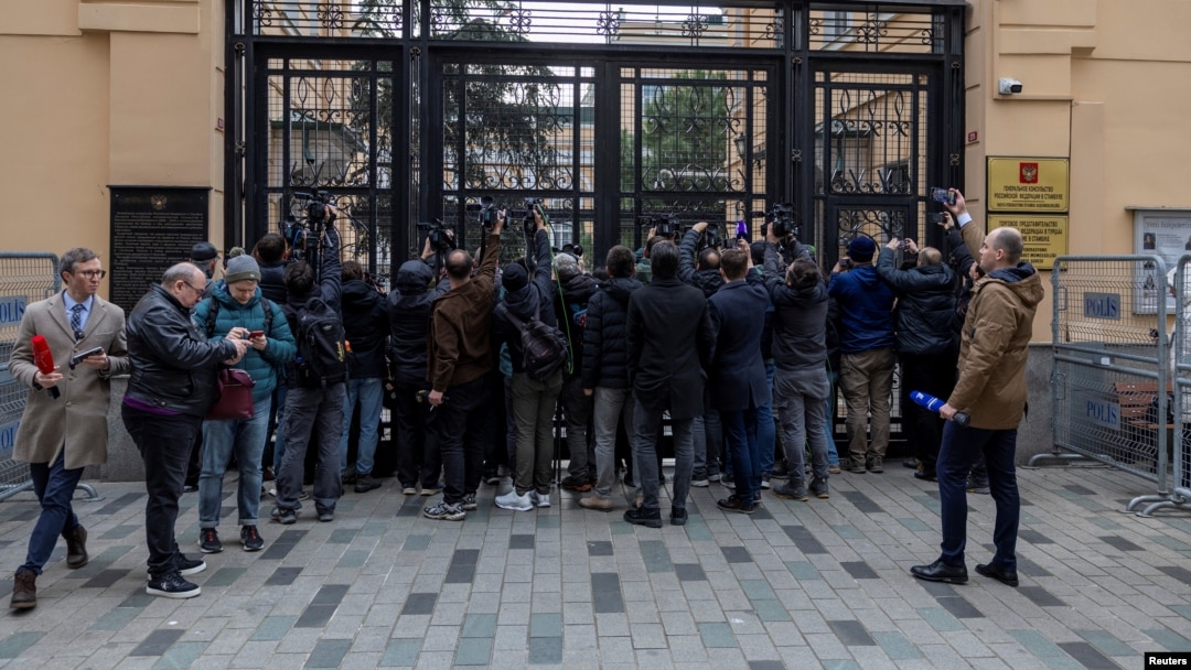 Jurnaliști adunați la intrarea în consulatul rus de la Istanbul, unde delegațiile americane și ruse s-au întâlnit pentru a doua oară să discute despre stabilizarea relațiilor diplomatice bilaterale, 10 aprilie 2025.