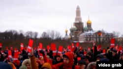 Pamje nga tubimi në mbështetje të Navalnyt në Shën Petersburg