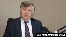 Ion Diacov în studioul Europei Libere de la Chișinău 