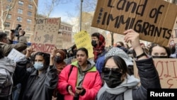 Nyu-York şəhərində Kolumbiya Universitetinin kampusu qarşısında etiraz aksiyası. 26 fevral 2026