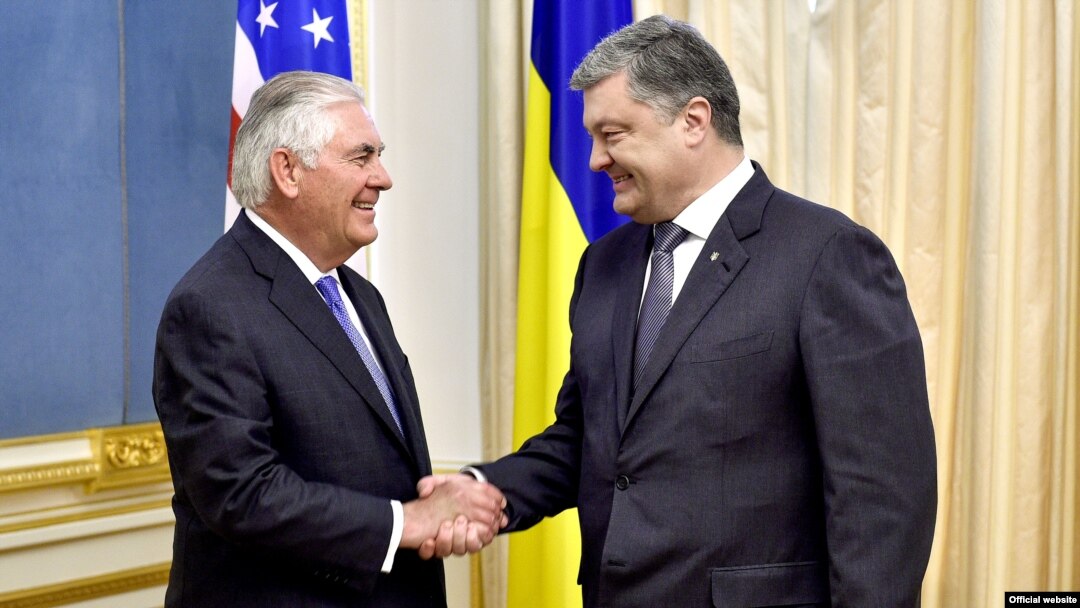 Ukrainian President Petro Poroshenko (right) and U.S. Secretary of State Rex Tillerson in Kyiv on July 9. 