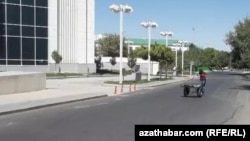 Parahat-1 we 2 etrapçalaryna barýan ýollaryň petiklenen we bazarlaryň töwereklerinde adamlaryň harytlaryny daşap bermegi hödürleýän ýörite arabaly hammallar ýygnanyp başladylar.