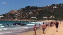Лодка с мигрантами на пляже в Испании