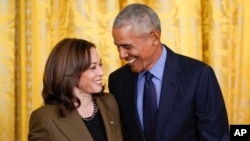 Kamala Harris și Barack Obama la un eveniment găzduit la Casa Albă de președintele Joe Biden, în aprilie 2022.
