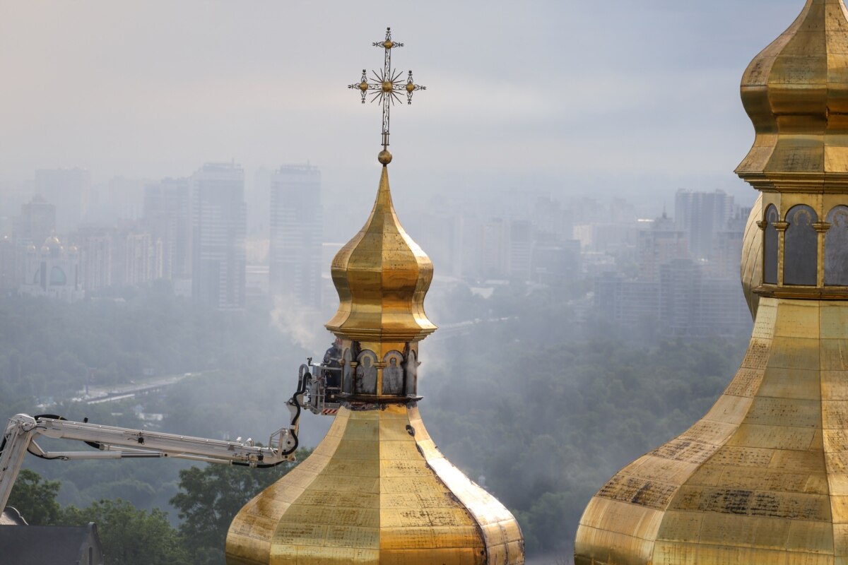 «Для нас, французів, це було б рівнозначно бомбардуванню Нотр-Даму або базиліки Сен-Дені», – заявив міністр закордонних справ Франції Жан-Ноель Барро перед засіданням Ради ЄС із закордонних справ у Люксембурзі
