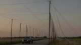 <em>„Átálltunk a drónháborúra” </em>- mondja egy ukrán katonai mérnök az AFP-nek. Az FPV (first-person view) drónok korábban súlyosan megsebesítették néhány emberét. Az AFP fotóján az ukrán hadsereg egyik autója halad drónelhárító hálókkal védett úton a donyecki frontvonalon, 2025. július 8-án