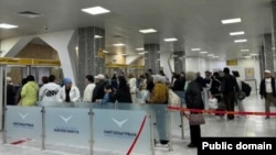 Жакынкы Чыгыштан эвакуацияланган кыргызстандыктар. "Манас" аэропорту. 8-март, 2026-жыл. (ТИМдин сүрөтү)