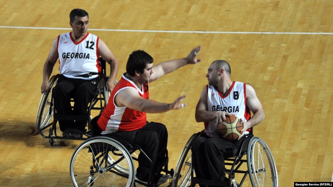 Именно активизация лиц с ограниченными возможностями была главной целью сегодняшнего матча по пара-баскетболу, который во Дворце спорта провела организация «Доступная среда»