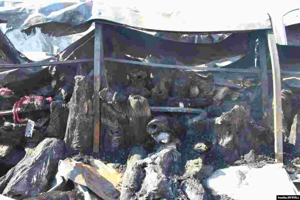 Кайберләре әле дә пыскып торучы янган келәмнәр