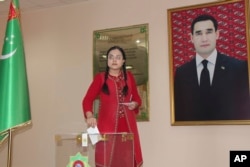 Portretul președintelui Serdar Berdîmuhamedov la secția de votare din Așgabat, 26 martie 2023.