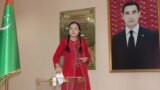 O femeie votează la o secție de votare din Așgabat, pe 26 martie. Pe perete, un portret al președintelui Serdar Berdimuhammedov.