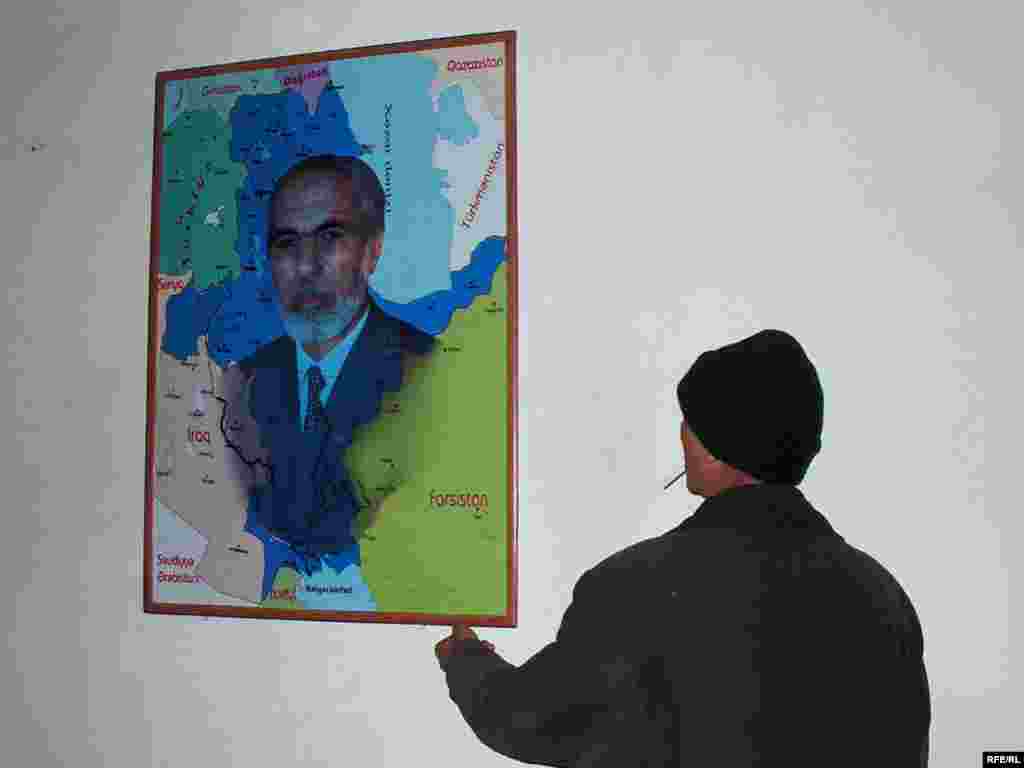 Jurnalistlər gedərkən Elçibəyin portretini də unutmadılar
